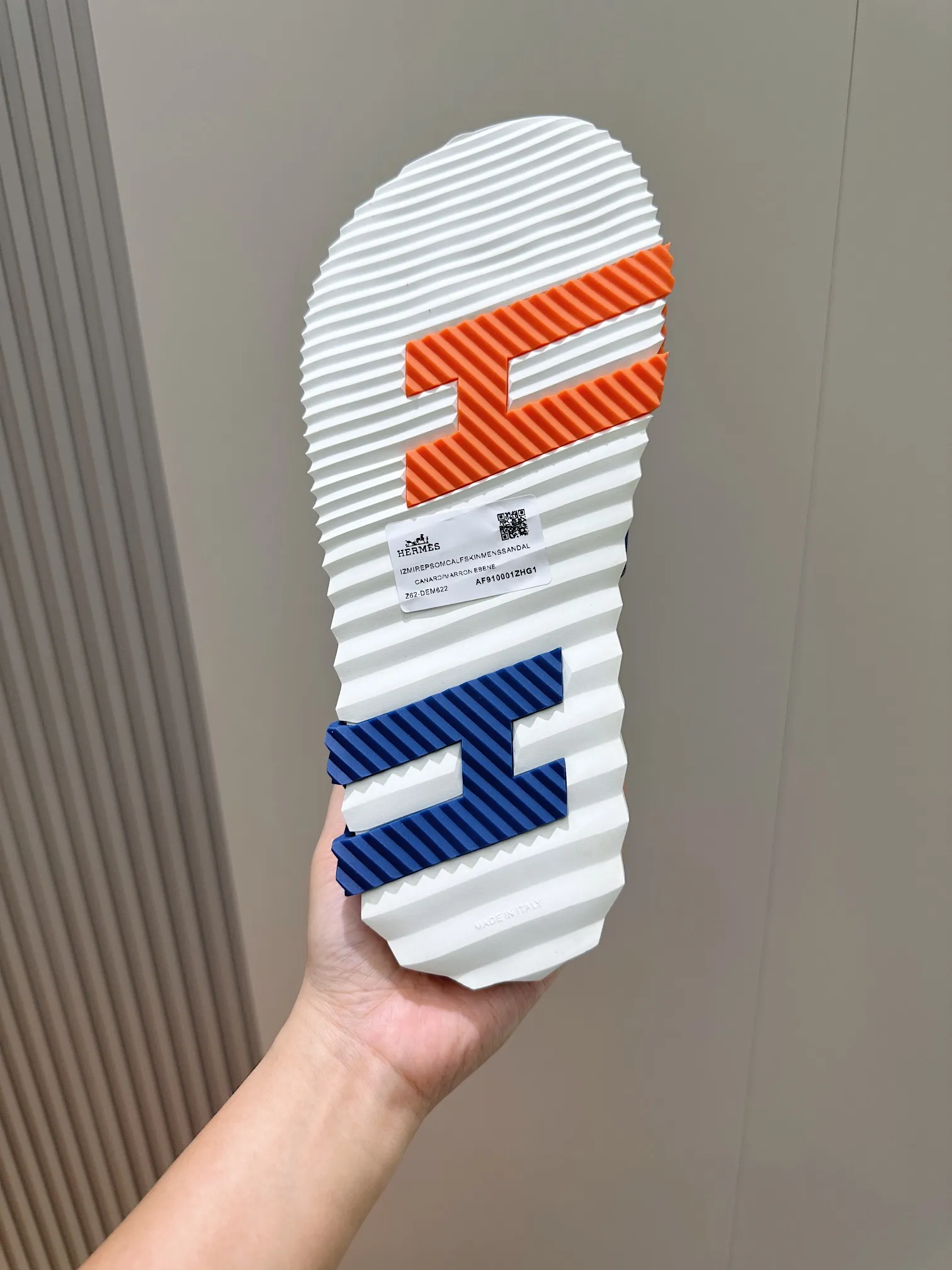 Factory price: 360💰Hermès [HERMÈS] Top Herme*H Home Hermès Men's Sandals and Slippers-Original Reproduction. Purchase the original version and make it one to one. The outsole is privately molded. The color of the outsole corresponding to each color is the same as the original version. Come to those who know the stuff 💪 The ultra-light soles are designed in contrasting colors, and they feel so comfortable on your feet! Calfskin, cowhide feet, private model outsole. Size: 39-44 (customized at 38.45)